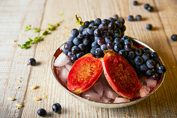 raisins noirs et figue indienne, mise au point sélective - crushed ice colors grape fruit photos et images de collection