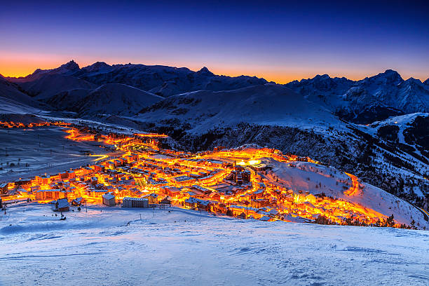 beau lever de soleil et station de ski dans les alpes français, europe - ski resort winter snow night photos et images de collection