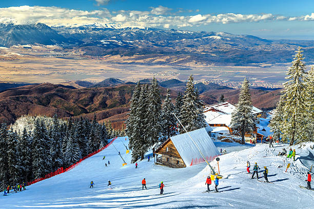 impresionante estación de esquí en los cárpatos, poiana brasov, rumania, europa - ski resort hut snow winter fotografías e imágenes de stock