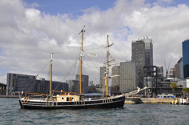 высокий корабль сиднейская гавань - the rocks sydney harbor sydney australia new south wales стоковые фото и изображения