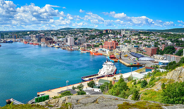 panoramablick, st john es harbour in neufundland kanada. - vanishing point summer cloud sky stock-fotos und bilder