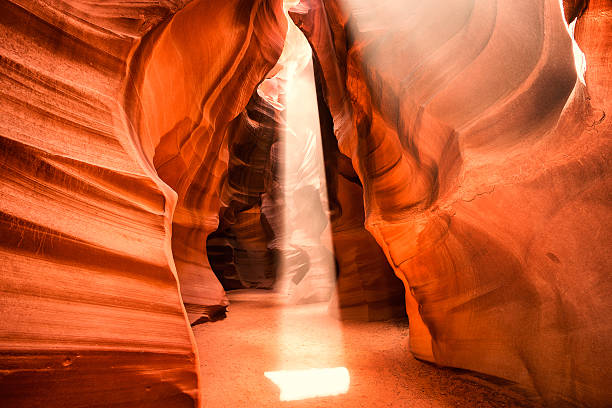 アンテロープキャニオン内��のライトビーム - antelope canyon ストックフォトと画像