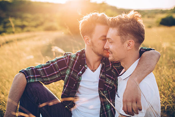 2 人だけのます。 - gay man homosexual men kissing ストックフォトと画像