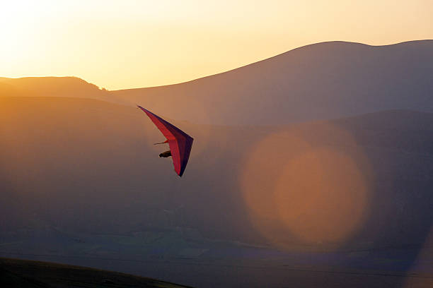 超軽量 -ハンググライダーパイロット打ち上げ、レンズフレア、カステッルッチョ、アペニン、イタリア - hang glider ストックフォトと画像