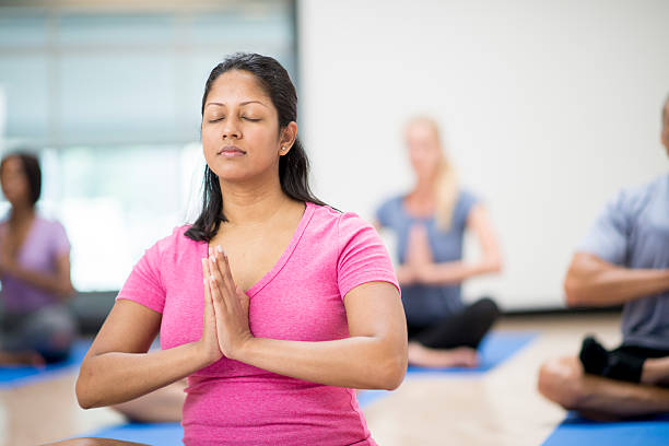 insegnare una lezione di yoga in palestra - top of the class foto e immagini stock