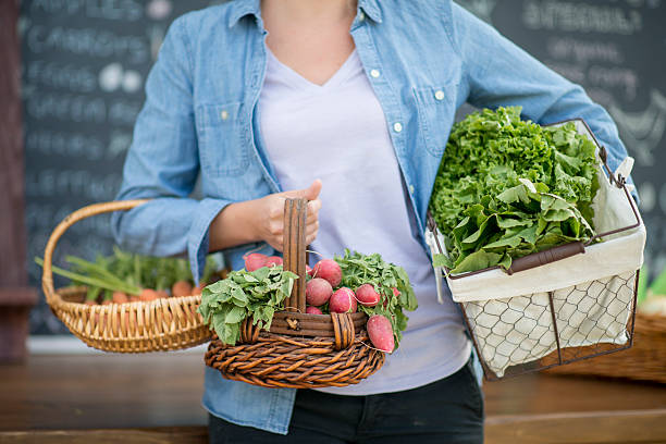 una empresaria y propietaria de una pequeña empresa es - radish vegetable farmers market gardening fotografías e imágenes de stock