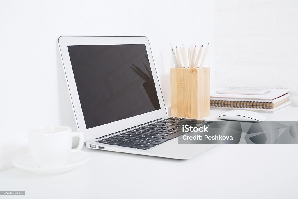 Leerer Laptop und Kaffeetasse - Lizenzfrei Ausrüstung und Geräte Stock-Foto