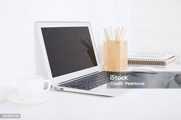 Leerer Laptop Und Kaffeetasse Stockfoto und mehr Bilder von Ausrüstung und Geräte - Ausrüstung und Geräte, Bleistift, Büro