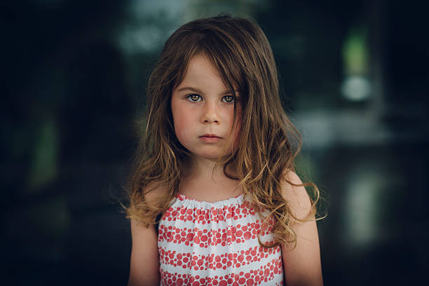 triste niña  - child sadness little girls thinking fotografías e imágenes de stock