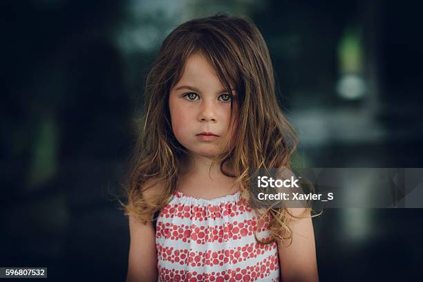 Photo libre de droit de Triste Petite Fille banque d'images et plus d'images libres de droit de Enfant - Enfant, Petites filles, Tristesse