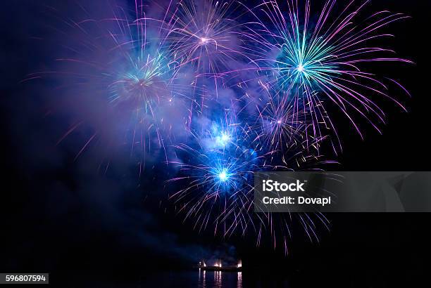 Buntes Blaues Feuerwerk Stockfoto und mehr Bilder von Abstrakt - Abstrakt, Arbeiten, Auslage