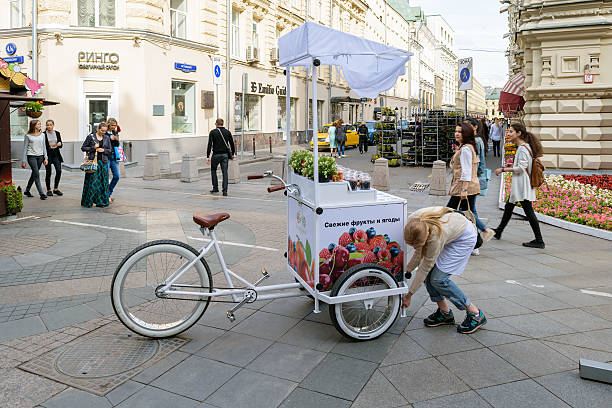 fille met le comptoir avec un réfrigérateur, attaché à vélo - refrigeration cycle photos et images de collection