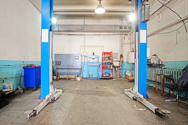 istock car repair garade 596809422