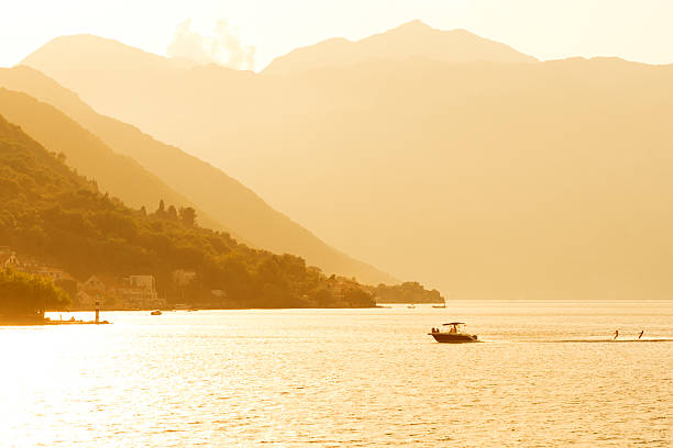 zatoka kotor o zachodzie słońca - waterskiing motorboating skiing water zdjęcia i obrazy z banku zdjęć