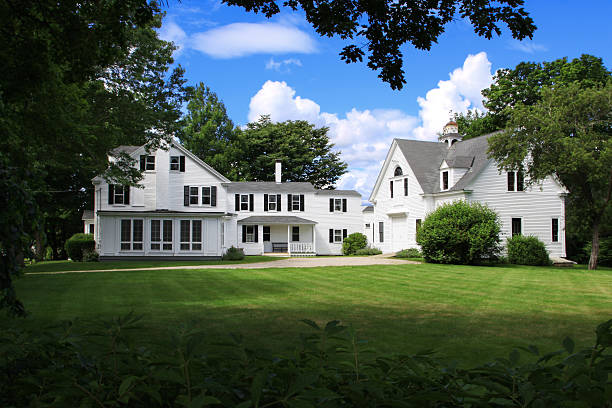 maison de luxe de la nouvelle-angleterre parmi les arbres, kennebunkport, maine, états-unis. - house residential structure maine colonial style photos et images de collection