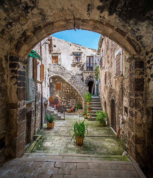 santo stefano di sessanio, l’aquila province, abruzzes (italie) - matera photos et images de collection