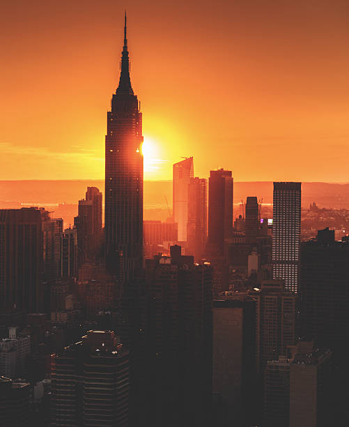 エンパイアステートビルのニューヨーク市の空中写真スカイライン - new york city sunrise new york state usa ストックフォトと画像