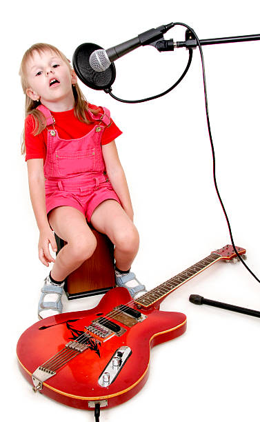 menina em estúdio áudio - rock&roll imagens e fotografias de stock