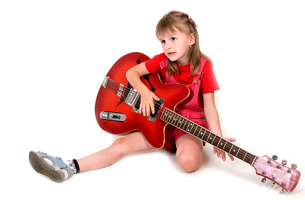 petite fille et une guitare - rock&roll photos et images de collection