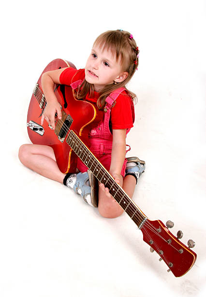 petite fille et une guitare - rock&roll photos et images de collection
