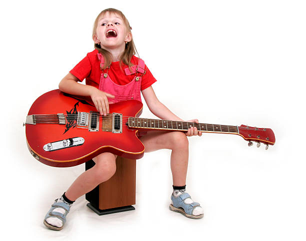 petite fille et une guitare - rock&roll photos et images de collection