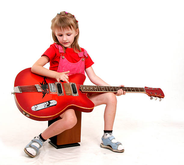 rapariga e guitarra - rock&roll imagens e fotografias de stock