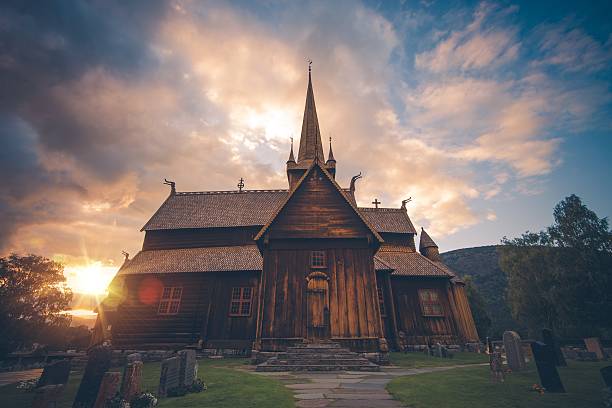 iglesia noruega de madera de lom - lom church stavkirke norway fotografías e imágenes de stock