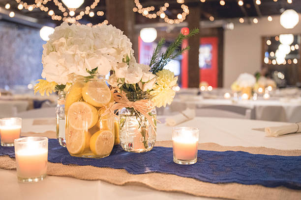 tavolo da ricevimento nuziale fulcro di fiori bianchi e gialli - wedding centerpiece foto e immagini stock