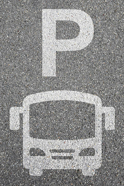 parking panneau bus autocar parc circulation ville mobilité - traffic car street parking photos et images de collection