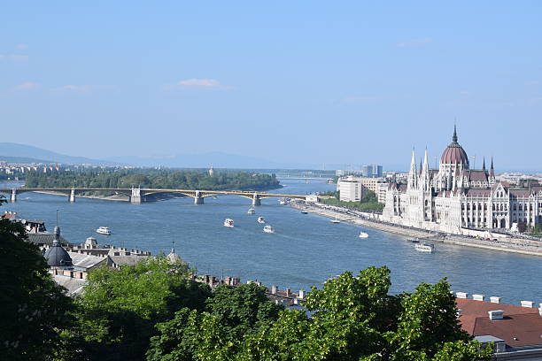 opinión con el parlamento húngaro - margit bridge fotos fotografías e imágenes de stock