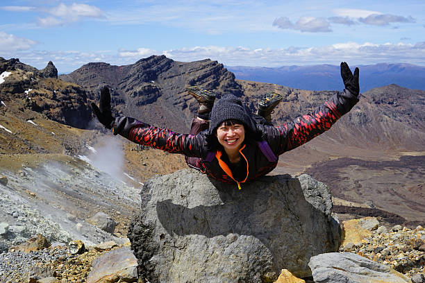 통가리로 횡단, 뉴질랜드 의 꼭대기에서 즐기는 등산객 - tongariro crossing 뉴스 사진 이미지