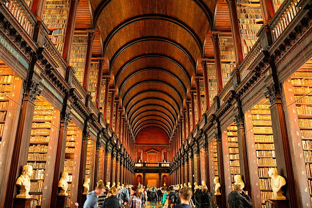 trinity college library, dublino, irlanda - bibliophile foto e immagini stock