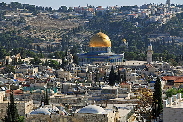 купол скалы, как видно из иерусалимской цитадели - jerusalem old city israel wall castle стоковые фото и изображения