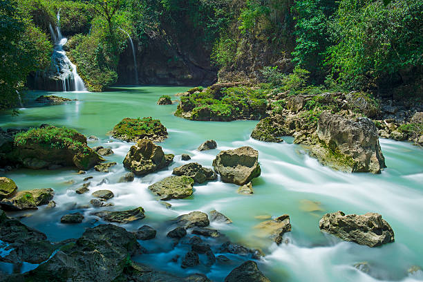 セムック シャンピー 滝 - 西グアテマラ アンティグア ストックフォトと画像