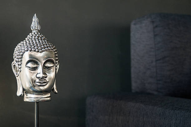 détail de design d’intérieur d’image bouddhiste dans une maison contemporaine moderne et élégante - sculpture contemporary buddha sparse photos et images de collection