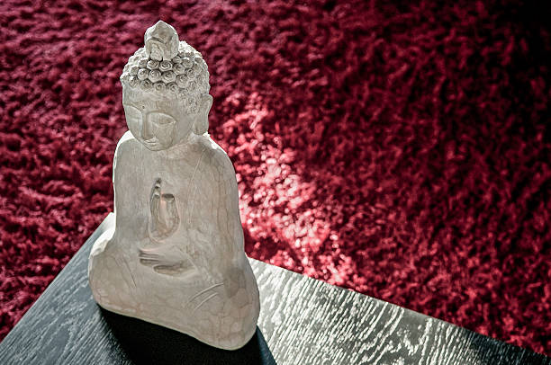 detalhe de design de interiores de imagem budista em casa moderna e contemporânea - sculpture contemporary buddha sparse - fotografias e filmes do acervo