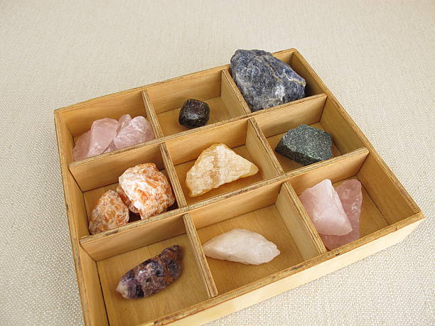 cristales curativos en caja de madera - rosenquarz fotografías e imágenes de stock