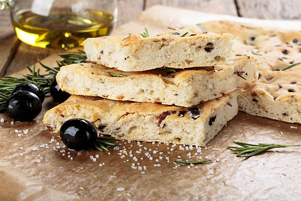 focaccia italiana con olive e rosmarino. - pizza bianca foto e immagini stock