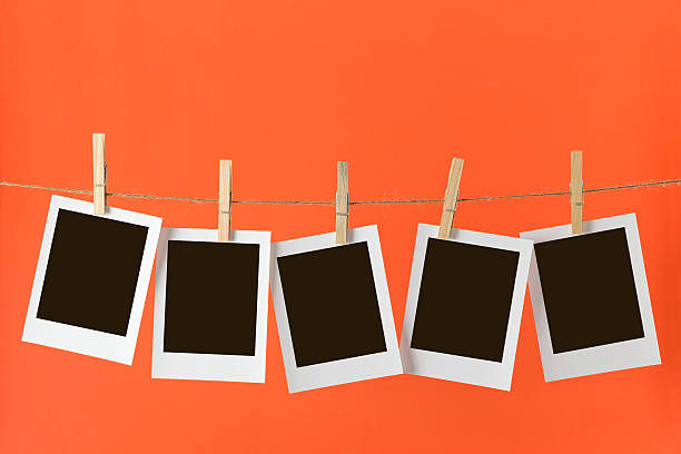 fotografie visící na laně - jednorázovým fotky - stock snímky, obrázky a fotky