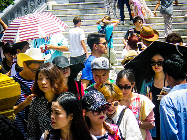 multidão de verão do grupo turístico chinês - prasart phra debidorn - fotografias e filmes do acervo