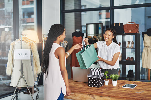 na dúvida, compre - people women indoors retail - fotografias e filmes do acervo