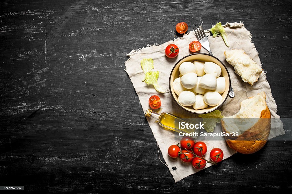 Mozzarella mit frischem Brot, Tomaten und Grüns. - Lizenzfrei Abnehmen Stock-Foto