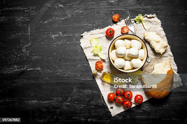 Mozzarella Mit Frischem Brot Tomaten Und Grüns Stockfoto und mehr Bilder von Abnehmen - Abnehmen, Basilikum, Bildhintergrund