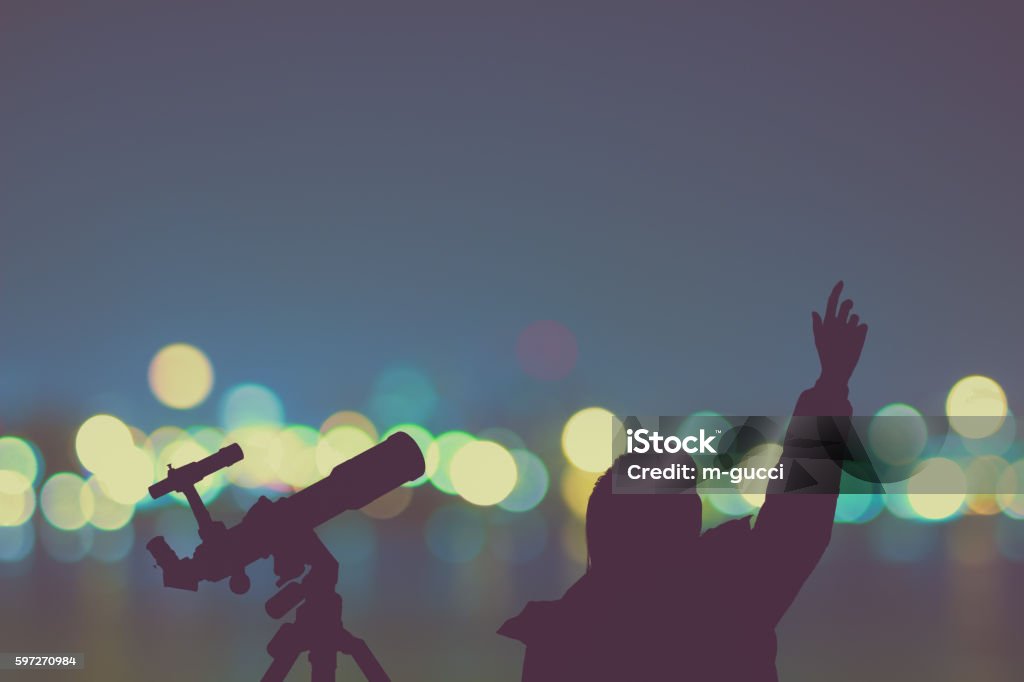 Silhouette eines Mädchens mit Teleskop und verschwommenen Stadtlichtern. - Lizenzfrei Astronomie Stock-Foto