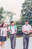 drei-chinesische-studenten-gehen-auf-basketball-ground-hongkong-china.jpg?b=1&s=170x170&k=20&c=gGsRT1ww_uHyXNJrML01Vh-pTrO9Oa9uxViD3JGKntc=