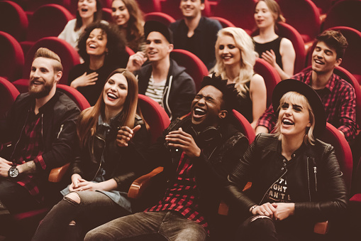 Grupo multiétnico de personas en la sala de cine photo