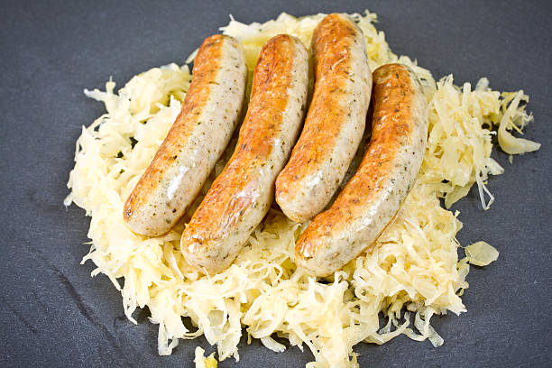 wurst mit sauerkraut - sauerkraut salad coleslaw cabbage stock-fotos und bilder