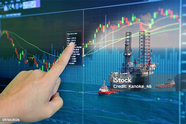 Concepto Del Mercado De Valores Con El Equipo Petrolífero En El Golfo Foto de stock y más banco de imágenes de Petróleo