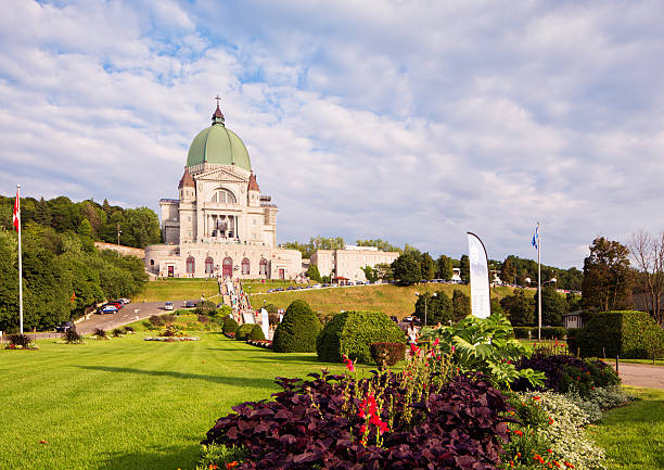 montreal saint-joseph oratorium z dostępem do parku - ornamental garden cathedral church formal garden zdjęcia i obrazy z banku zdjęć