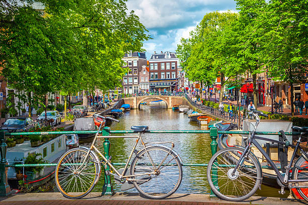 canal em amsterdã - amstel river amsterdam architecture bridge - fotografias e filmes do acervo